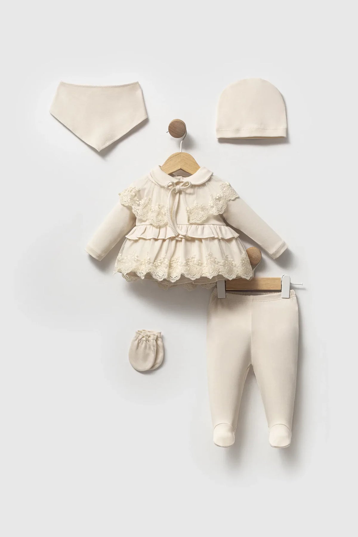 Ensemble naissance Bebelinna crème avec dentelle et volants