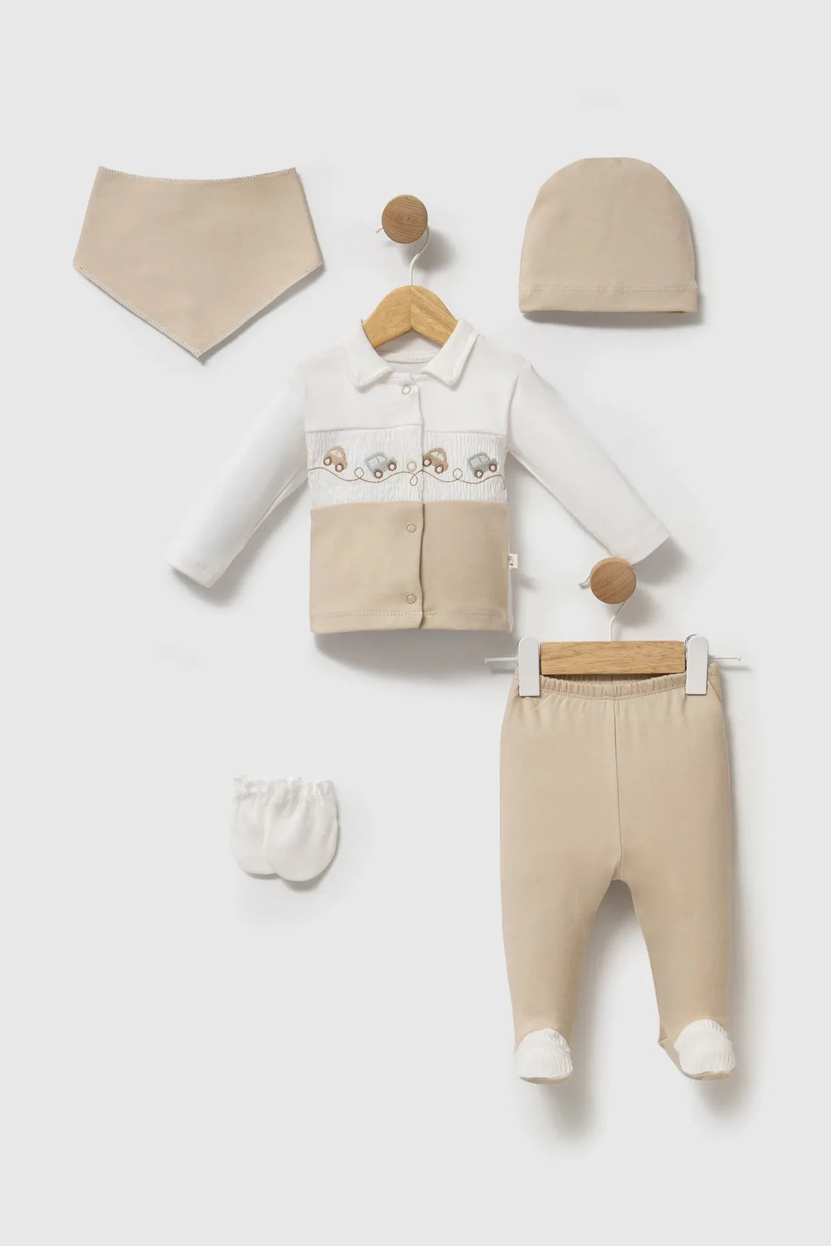 Ensemble naissance Bebelinna blanc et beige motif voitures