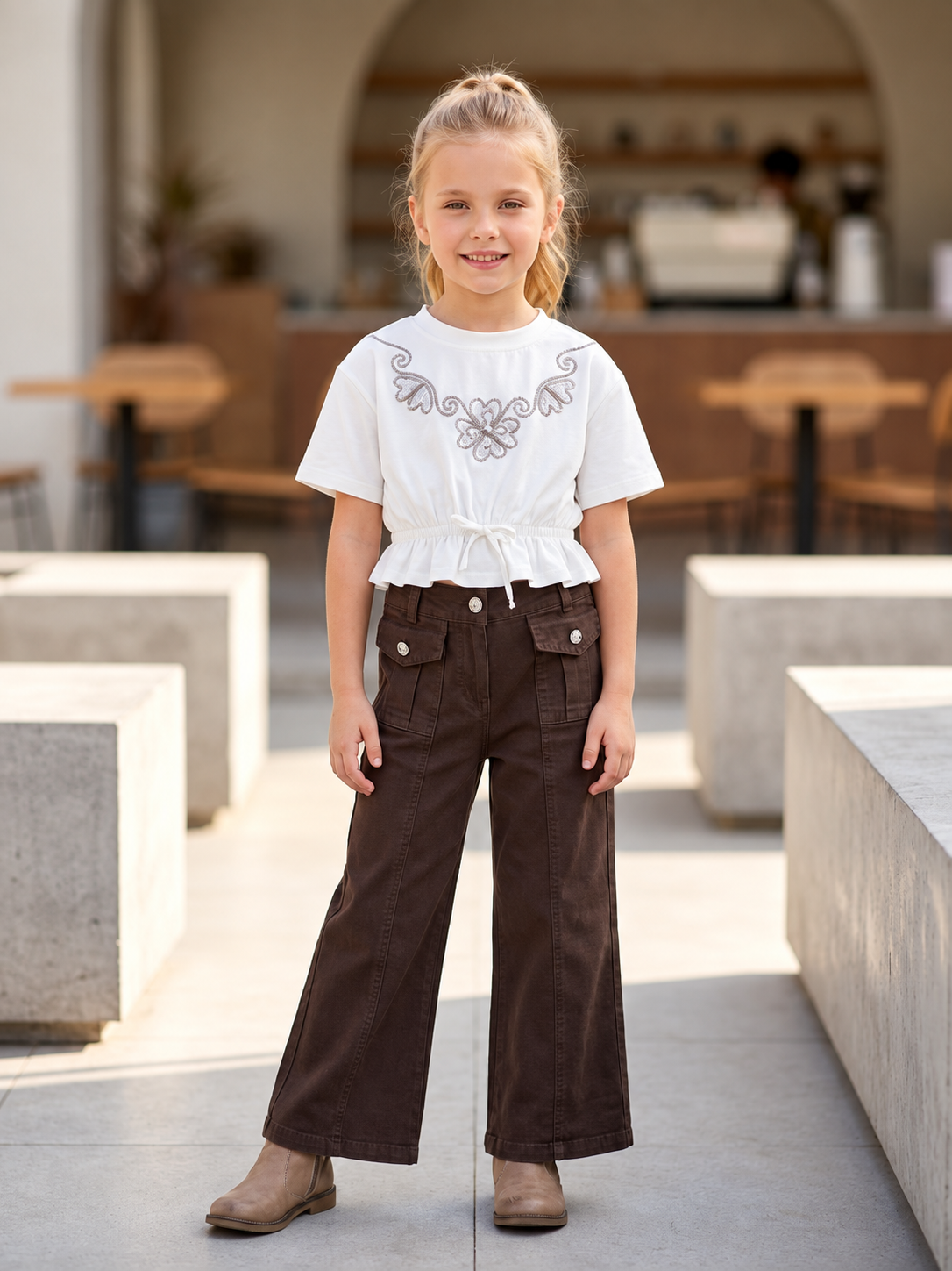 Ensemble fille avec haut blanc brodé et pantalon marron