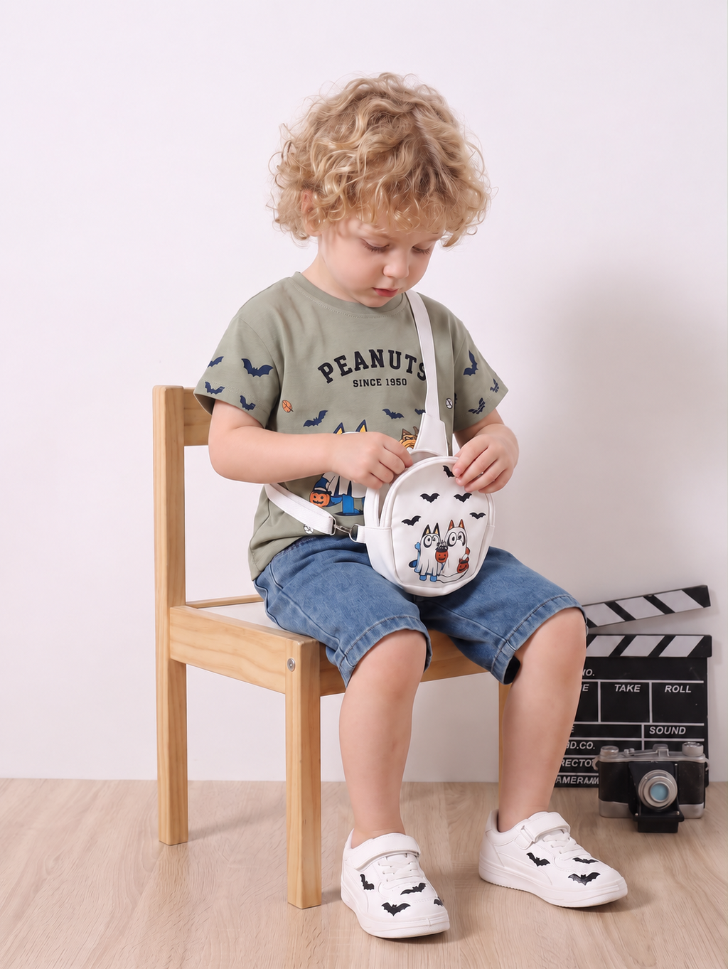 Ensemble garçon tee-shirt kaki, short en jean et petit sac