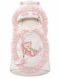 Nid d’ange blanc pour bébé fille avec dentelle rose, motif ourson et attaches dorées