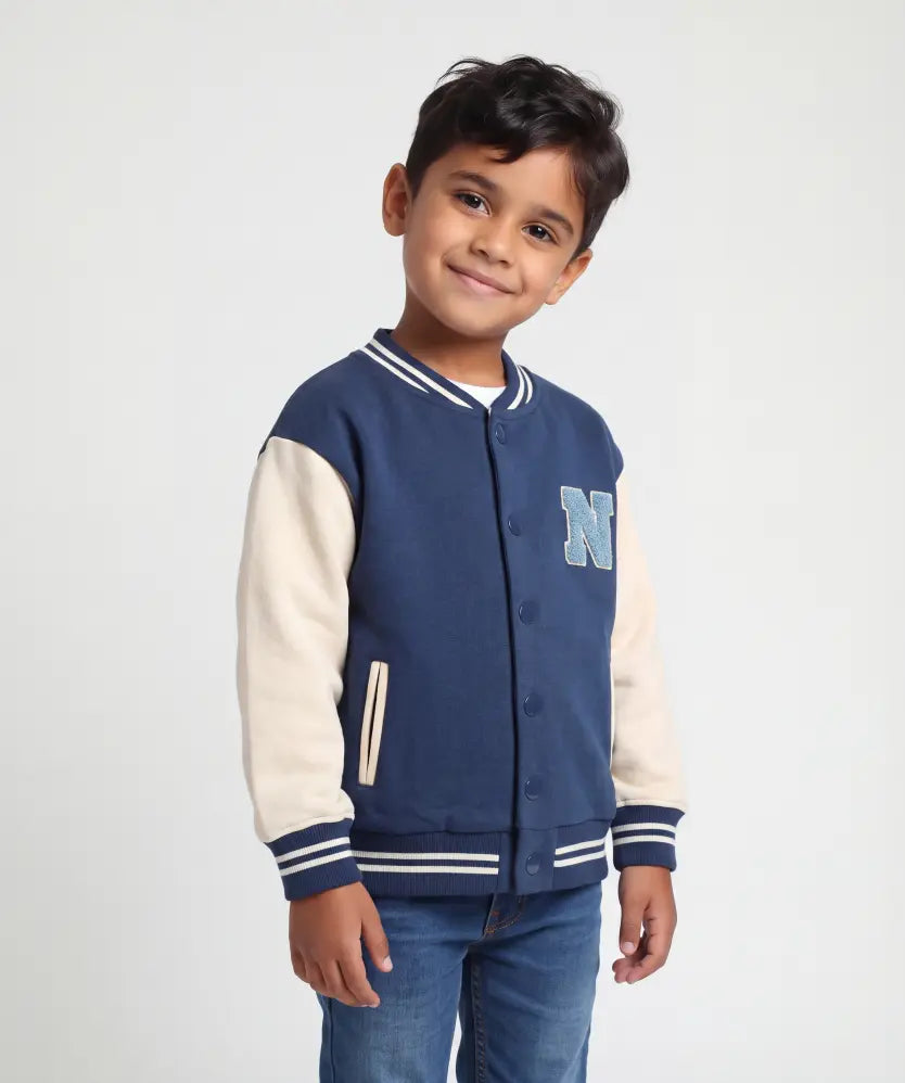 Veste garçon bleue et écrue portée